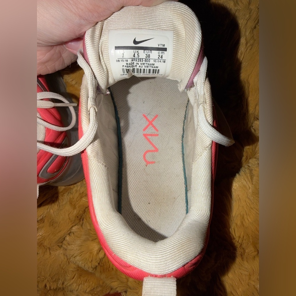 Woman’s Nike Air Max 720’s - Picture 15 of 16